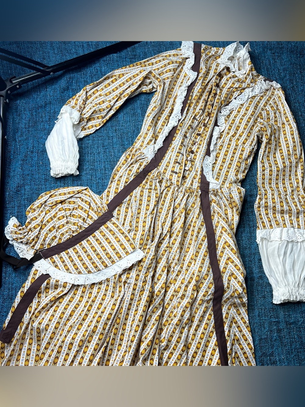 Vintage Prairie Dress with Matching Bonnet Floral Print Cottage Core Pioneer